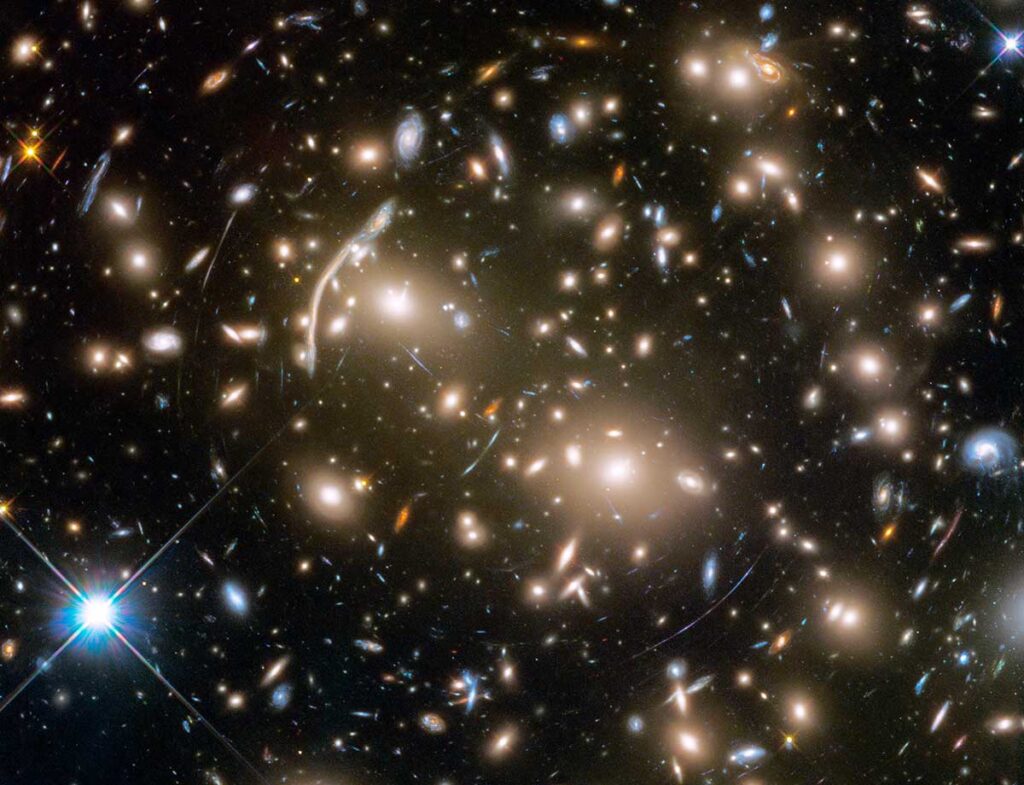 L'ammasso di galassie Abell 370 dove buchi neri e altre galassie producono lenti gravitazionali
